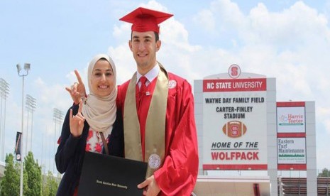 Dua korban penembakan di komplek University of North Carolina,Chapel Hill, Deah Shaddy Barakat (kanan) bersama istrinya Yusor Mohammad.