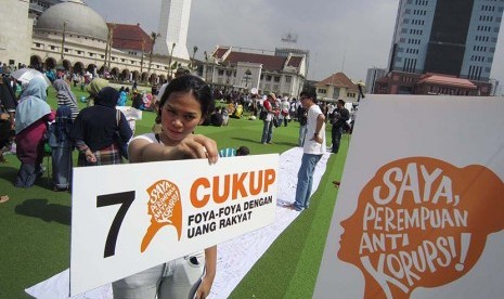 hari antikorupsi,  Aksi Damai Perempuan Indonesia Anti Korupsi Bandung, di Alun-alun Kota Bandung, beberapa waktu lalu.(Republika/Edi Yusuf)