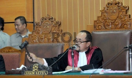 ?Hakim tunggal Sarpin Rizaldi mengetukkan palu pada sidang praperadilan pemohon Komjen Budi Gunawan di Pengadilan Negeri Jakarta Selatan, Senin (16/2). (Republika/Agung Supriyanto)