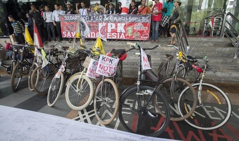 Komunitas sepeda onthel dan pelajar dari berbagai daerah di Jawa Tengah dan Jawa Timur menyatakan dukungan terhadap KPK di halaman gedung KPK, Jakarta, Senin (16/2). (Antara/Rosa Panggabean)