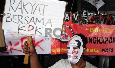 Massa yang tergabung dalam Aliansi Sapu Korupsi menggelar aksi Sapu Bersih Koruptor di depan Gedung KPK, Jakarta, Senin (16/2).    (Republika/Agung Supriyanto)