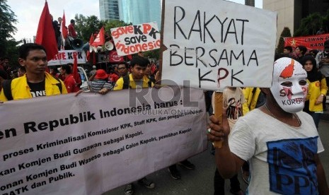 Massa yang tergabung dalam Aliansi Sapu Korupsi menggelar aksi Sapu Bersih Koruptor di depan Gedung KPK, Jakarta, Senin (16/2).    (Republika/Agung Supriyanto)