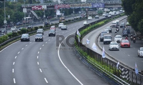  ?Suasana arus lalu lintas yang lengang di jalan tol dalam kota dan jalan protokol MT. Haryono, Jakarta Timur, Kamis (19/2).  (Republika/Raisan Al Farisi)