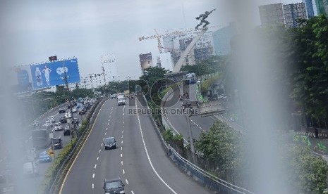  ?Suasana arus lalu lintas yang lengang di jalan tol dalam kota dan jalan protokol MT. Haryono, Jakarta Timur, Kamis (19/2).  (Republika/Raisan Al Farisi)