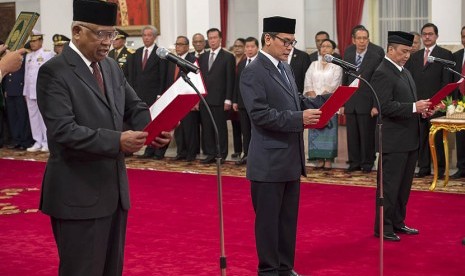  (dari kiri) Ketua sementara KPK, Taufiequrachman Ruki, Wakil Ketua sementara KPK, Johan Budi SP dan Wakil Ketua sementara KPK, Indriyanto Seno Adji, mengucapkan sumpah jabatan di Istana Negara, Jakarta, Jumat (20/2). (Antara/Widodo S. Jusuf)