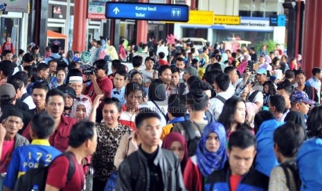 Para calon penumpang Lion Air menunggu untuk melakukan refund di Terminal 3 Bandara Soekarno-Hatta, Cengkareng, Banten, Jumat (20/2)..  (Republika/Rakmawaty La'lang)