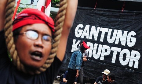  Sejumlah mahasiswa yang tergabung dalam Perhimpunan Mahasiswa Bandung (PMB) melakukan aksi dukungan untuk KPK di Jalan Merdeka, Kota Bandung, Jumat (20/2).  (foto : Septianjar Muharam)