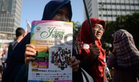  Peserta karnaval menyambut Islamic Book Fair (IBF) 2015 saat Car Free Day (CFD) di Bundaran HI, Jakarta, Ahad (22/2).   (Republika/Yasin Habibi)