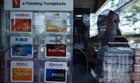 Calon penumpang membeli kartu uang elektrik di Halte Transjakarta Manggarai, Jakarta Selatan, Ahad (22/2).   (Republika//Raisan Al Farisi)