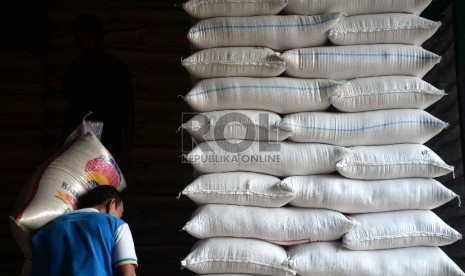  Pekerja mengangkat beras di Pasar Induk Cipinang, Jakarta Timur, Ahad (22/2).   (Republika/Yasin Habibi)