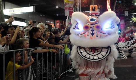 Singa putih menjadi bagian dari parade Imlek 2015.      (ABC Sydney/John Donegan) 