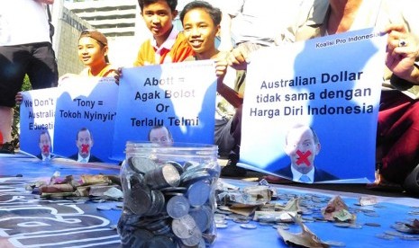 Sejumlah warga yang ikut aksi pengumpulan koin untuk PM Australia Tony Abbott di Jakarta, Ahad  (22/2).   (foto : ABC News)