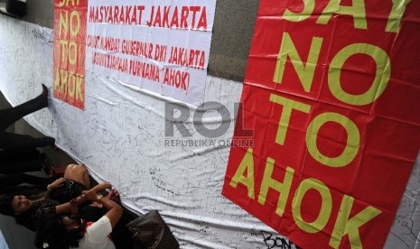 ?Massa yang tergabung dalam Masyarakat Jakarta Cabut Mandat Gubernur DKI Jakarta menggelar aksi tanda tangan menolak Basuki Tjahaja Purnama sebagai gubernur DKI Jakarta di halaman gedung DPRD, Jakarta, Rabu (25/2).  (Republika/Tahta Aidilla)