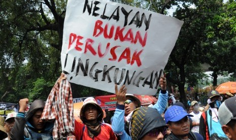 Sejumlah nelayan melakukan aksi unjuk rasa di depan Kemeterian Kelautan lalu bergeser ke depan Istana Merdeka, Jakarta, Kamis (26/2).  (foto : MgROL_34)