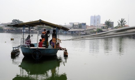 Alat transportasi air yang dimanfaatkan oleh warga untuk menyeberangi situ besar lio dari Jalan Anyelir ke Jalan Kembang Lio Depok, Jawa Barat, Jum'at (27/2).   (foto : MgROL_34)