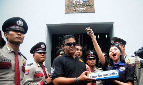 ?Pemuda Nasional menyerahkan uang koin kepada perwakilan Kedubes Australia saat aksi demontrasi di depan Kedutaan Besar Australia, Jakarta, Jumat (27/2).  (Republika/Agung Supriyanto)