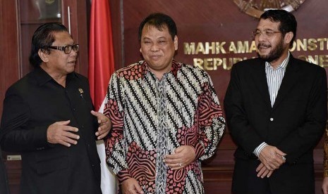 Ketua Mahkamah Konstitusi (MK) Arief Hidayat (tengah) dan Wakil Ketua MK Anwar Usman (kanan) menerima kunjungan kehormatan Wakil Ketua MPR Oesman Sapta (kiri) di gedung MK, Jakarta, Senin (16/2). 