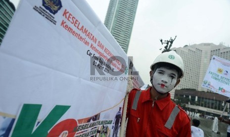 Sejumlah aktivis melakukan sosialisasi keselamatan kerja di Area Car Free Day (CFD) MH. Thamrin, Jakarta Pusat, Ahad (1/3).  (Republika/Raisan Al Farisi)