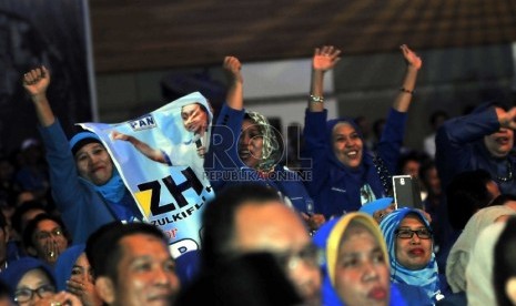 Banner Calon Ketua Umum PAN Zulkifli Hasan terpampang di gedung berlangsungnya Kongres IV PAN di Nusa Dua, Bali, Jumat (27/2).   (Republika/Rakhmawaty)