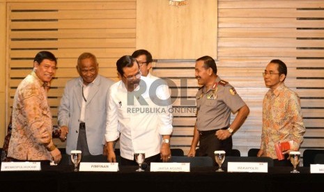  (Dari kiri) Menko Polhukam Tedjo Edi Purdjianto, Plt Pimpinan KPK Taufiqurahman Ruqi, Jaksa Agung Prasetyo, Wakapolri Komjen Badrodin Haiti, dan Pimpinan KPK Adnan Pandu Praja usai konferensi pers di KPK, Jakarta, Senin (2/3).   (Republika/Wihdan)