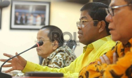 Pengurus Partai Golkar versi Munas Riau 2009, Sekjen Idrus Marham memberi keterangan pers usai pertemuan dengan anggota KPU terkait kepengurusan Partai Golkar dalam Pilkada 2015 di kantor KPU, Jakarta, Senin (2/3).  (Republika/Agung Supriyanto)