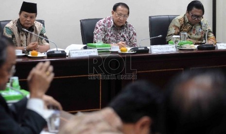 (dari kiri) Wakil Ketua MPR RI, Hidayat Nur Wahid, Mangindaan dan Oeman Sapta menerima Delegasi Forum Konstitusi di ruang rapat pimpinan MPR kompleks Parlemen Senayan, Jakarta, Selasa (3/3).  (Republika/Agung Supriyanto)