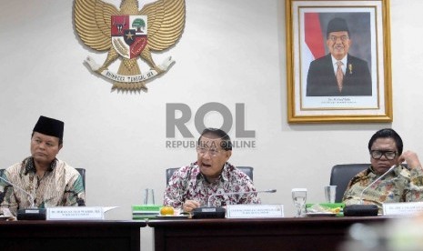 (dari kiri) Wakil Ketua MPR RI, Hidayat Nur Wahid, Mangindaan dan Oeman Sapta menerima Delegasi Forum Konstitusi di ruang rapat pimpinan MPR kompleks Parlemen Senayan, Jakarta, Selasa (3/3).  (Republika/Agung Supriyanto)