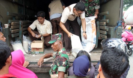  Petugas Bulog dibantu personil TNI melaksanakan operasi pasar beras di depan Taman Lenteng Agung, Jakarta, Selasa (3/3).  (foto : MgROL_37)