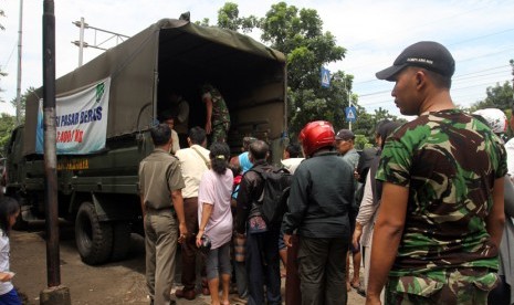  Petugas Bulog dibantu personil TNI melaksanakan operasi pasar beras di depan Taman Lenteng Agung, Jakarta, Selasa (3/3).  (foto : MgROL_37)