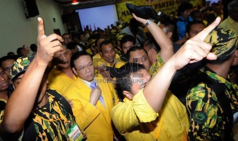 Ketua Umum Golkar Munas Ancol, Agung Laksono dikawal petugas usai mengikuti sidang putusan Mahkamah Partai Golkar di Kantor DPP Golkar, Slipi, Jakarta Barat, Selasa (3/3).   (Republika/Agung Supriyanto)