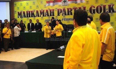 Ketua Umum Golkar Munas Ancol, Agung Laksono (kiri) bersalaman dengan Wakil Ketua Umum Partai Golkar hasil Munas Bali Azis Syamsuddin (kanan)di Kantor DPP Golkar, Slipi, Jakarta Barat, Selasa (3/3).    (Republika/Agung Supriyanto)