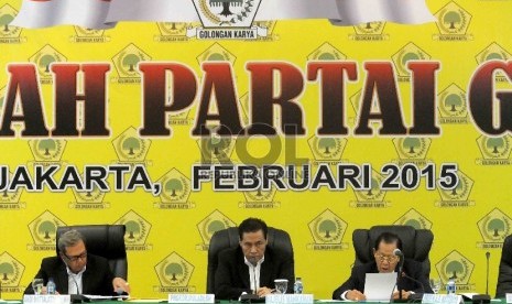  Ketua Majelis Hakim Mahkamah Partai Golkar Muladi (tengah) memimpin jalannya sidang putusan Mahkamah Partai Golkar di Kantor DPP Golkar, Slipi, Jakarta Barat, Selasa (3/3).   (Republika/Agung Supriyanto)