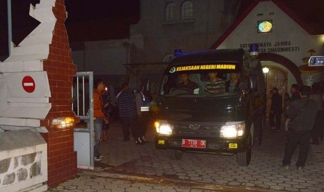 Sejumlah wartawan berusaha menunggu keluarnya Raheem Agbeja Salami terpidana mati asal Cordova, Spanyol di pintu Lapas Madiun, Jatim, Rabu (4/3) dini hari. (Antara/Siswowidodo)