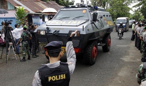  Sebuah kendaraan taktis yang yang membawa dua terpidana mati Andrew Chan dan Myuran Sukumaran tiba di pelabuhan Wijaya Pura, Cilacap, Jawa Tengah, Rabu (4/3).  (AP/Achmad Ibrahim)