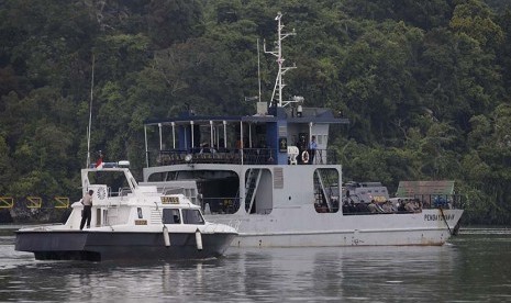  Kapal feri yang mengangkut kendaraan taktis yang membawa dua terpidana mati Andrew Chan dan Myuran Sukumaran dari Cilacap ke Lapas Nusakambangan, Jawa Tengah, Rabu (4/3).  (AP/Achmad Ibrahim)