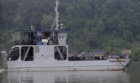  Kapal feri yang mengangkut kendaraan taktis yang membawa dua terpidana mati Andrew Chan dan Myuran Sukumaran dari Cilacap ke Lapas Nusakambangan, Jawa Tengah, Rabu (4/3).  (AP/Achmad Ibrahim)