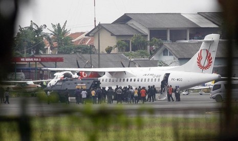  Sebuah kendaraan taktis berada di samping pesawat yang membawa dua terpidana mati Andrew Chan dan Myuran Sukumaran saat tiba di Bandara Tunggul Wulung, Cilacap , Jawa Tengah, Rabu (4/3).  (foto : AP)