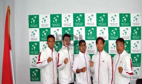  Anggota tim tenis beregu putra Indonesia yang akan berlaga di ajang Davis Cup Zona Asia-Oceania Grup II melawan Iran di komplek Jakabaring Sport City (JSC) Palembang pada 6 dan 8 Maret 2015 mendatang.   (Republika/Maspriel Aries)