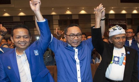  Ketua Umum PAN Zulkifli Hasan (tengah), diapit Ketua Dewan Kehormatan PAN Amien Rais (kanan) dan Ketua Majelis Pertimbangan Partai (MPP) PAN Soetrisno Bachir (kiri).