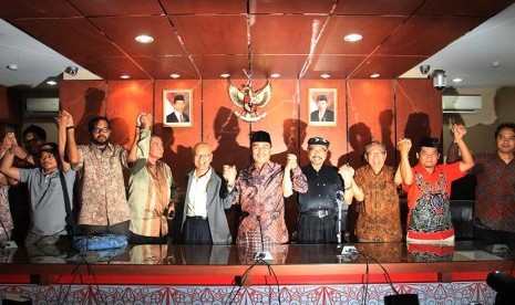 Wakil Ketua Tim Sembilan Jimly Asshiddiqie (tengah), bersama anggota Tumpak Hatorangan (ketiga kiri), Erry Riyana (keempat kiri), Bambang Widodo Umar (ketiga kanan) serta aktivis anti korupsi di Jakarta, Rabu (4/3).  (Antara/Akbar Nugroho Gumay)