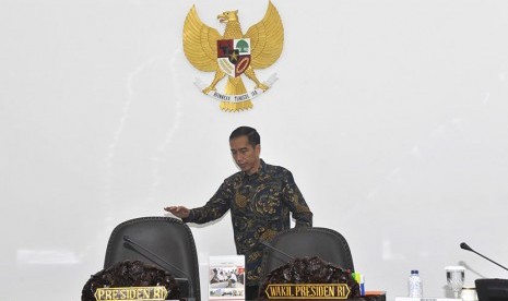   Presiden Joko Widodo bersiap memimpin jalannya rapat terbatas kabinet di Kantor Presiden, Jakarta, Kamis (5/3).  (Antara/Andika Wahyu)