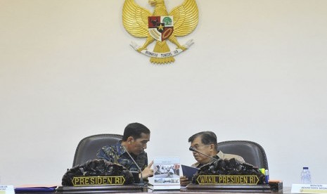   Presiden Joko Widodo (kiri) berbincang dengan Wapres Jusuf Kalla (kanan) sebelum rapat terbatas kabinet di Kantor Presiden, Jakarta, Kamis (5/3).   (Antara/Andika Wahyu)