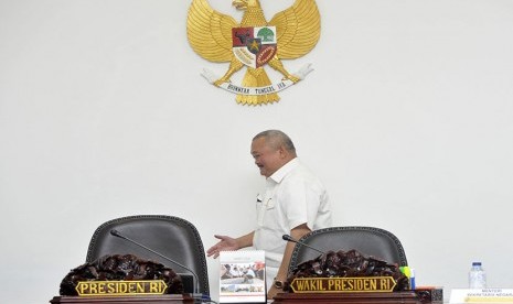 Gubernur Sumsel Alex Noerdin bersiap mengikuti rapat terbatas kabinet yang dipimpin Presiden Joko Widodo di Kantor Presiden, Jakarta, Kamis (5/3).   (Antara/Andika Wahyu)