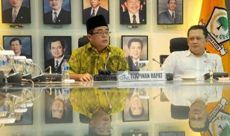 Ketua Fraksi Golkar DPR, Ade Komarudin (kiri) dan sekretaris fraksi Bambang Soesatyo (kanan) memberikan keterangan kepada wartawan di ruang fraksi Golkar DPR, Jakarta, Jumat (6/3).  (Republika/Agung Supriyanto)