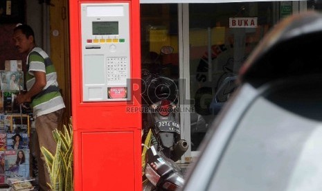 ?Salah satu mesin parkir meter asal Swedia yang sudah terpasang di Jalan Boulevard Raya, Kelapa Gading Jakarta Utara.  (Republika/Agung Supriyanto)