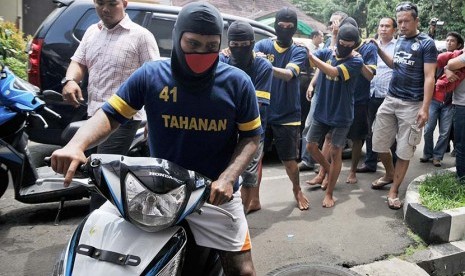 Lima tersangka pelaku pembegalan melakukan rekonstruksi pencurian kendaraan bermotor di Mapolresta Depok, Jawa Barat, Selasa (10/3).  (Antara/Indrianto Eko Suwarso)