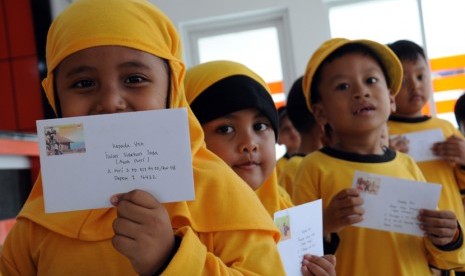 Anak-anak dari TK Nurul Izzah mengunjungi sebuah kantor pos di Jalan Rambutan Raya, Depok, Jawa Barat, Rabu (11/3).  (foto : MgROL_34)