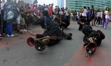   Massa yang tergabung dalam Persatuan Pemuda Peduli Indonesia menggelar aksi teatrikan saat unjuk rasa damai menolak ISIS di kawasan Bundaran HI, Jakarta, Ahad (15/3).   (Republika/Agung Supriyanto)