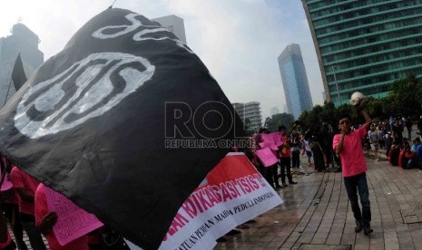   Massa yang tergabung dalam Persatuan Pemuda Peduli Indonesia menggelar aksi teatrikan saat unjuk rasa damai menolak ISIS di kawasan Bundaran HI, Jakarta, Ahad (15/3).   (Republika/Agung Supriyanto)