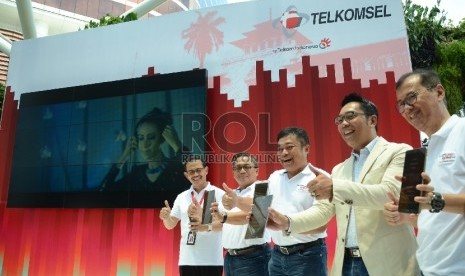 Uji coba layanan Telkomsel 4G dan launching SIM 4G LTE edisi 60 tahun peringatan Konferensi Asia Afrika (KAA), di halaman Trans Studio Mall Bandung (TSM), Kota Bandung, Ahad (15/3).